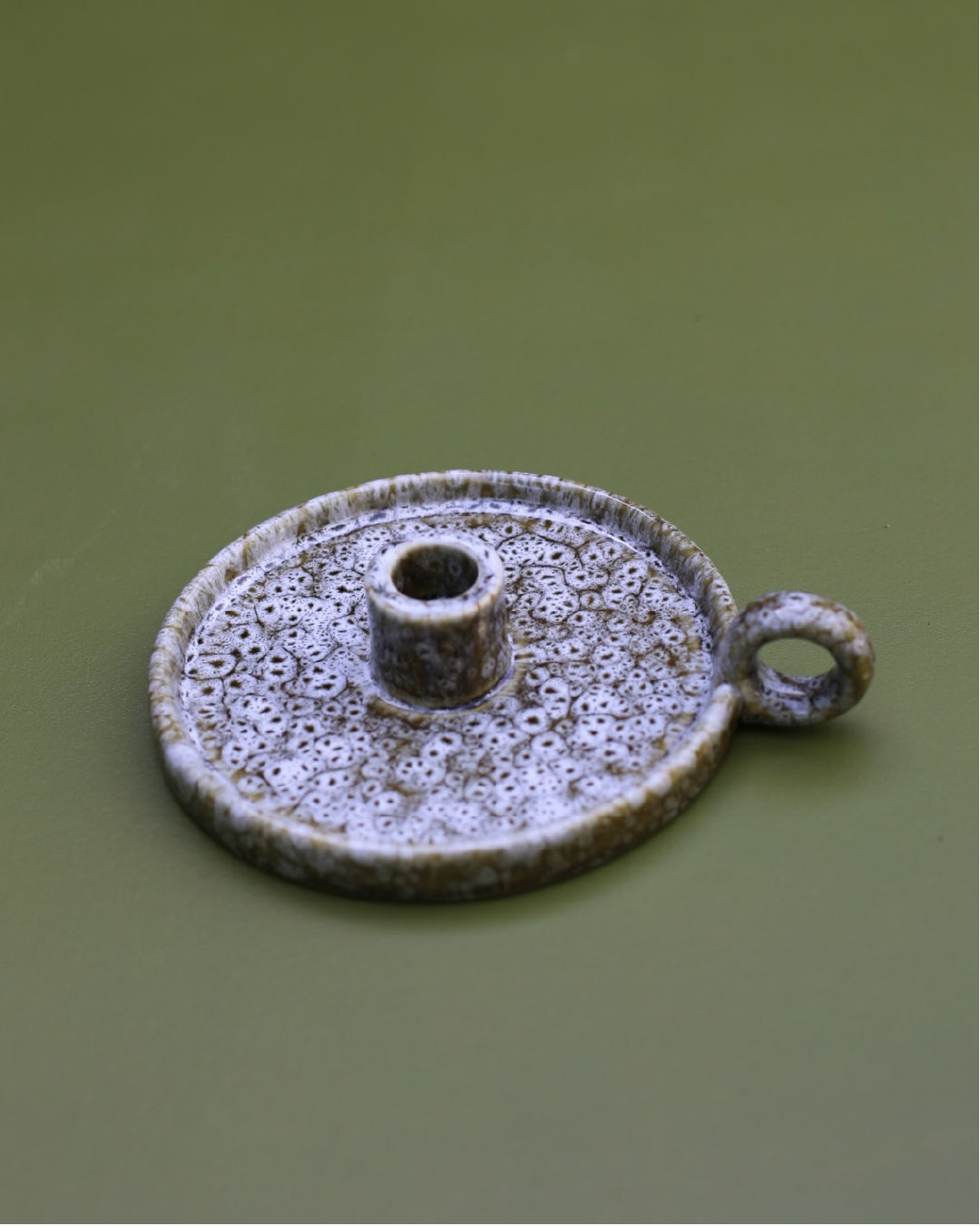 Ceramic candle holder with handle